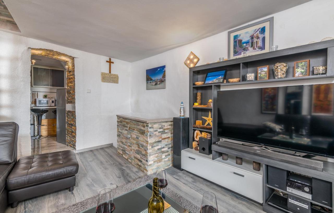 Stone House Knez Apartment Vrbnik Ngoại thất bức ảnh