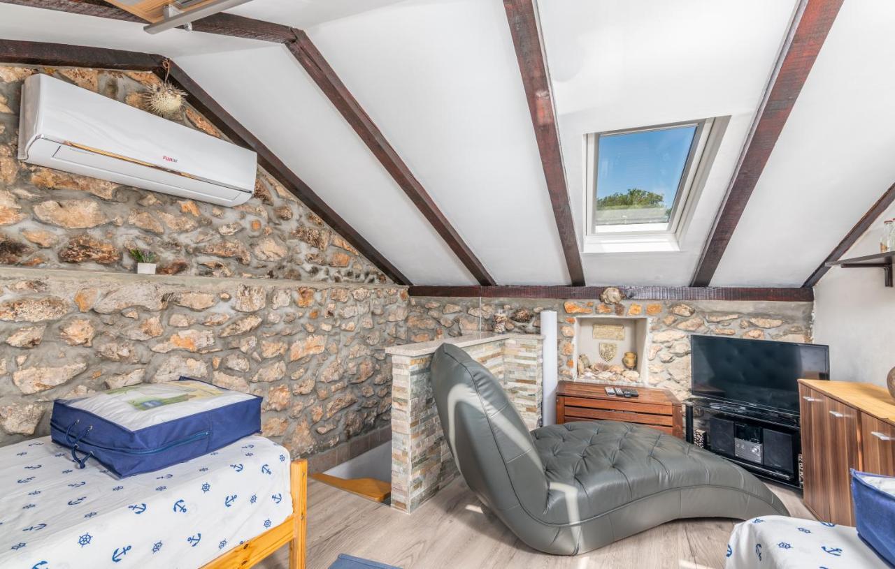 Stone House Knez Apartment Vrbnik Ngoại thất bức ảnh